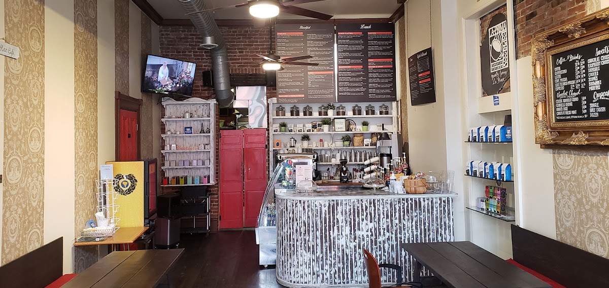 Le Petit Cafe & Grille